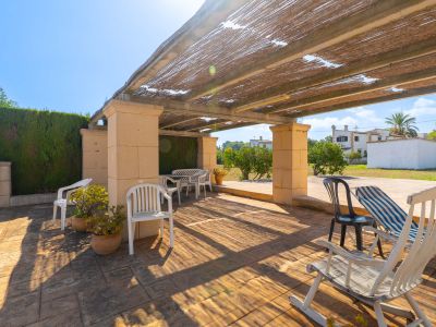Überdachte Terrasse mit Pergola