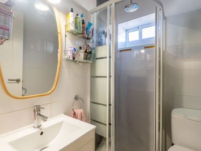Badezimmer mit Dusche
