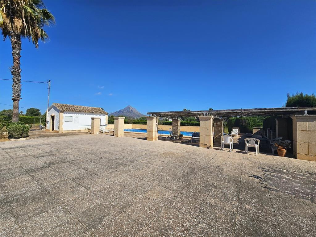 Gemeinschaftspool und Terrasse
