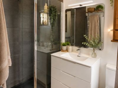 Badezimmer mit Dusche
