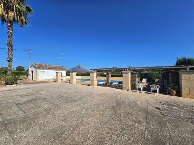 Gemeinschaftspool und Terrasse