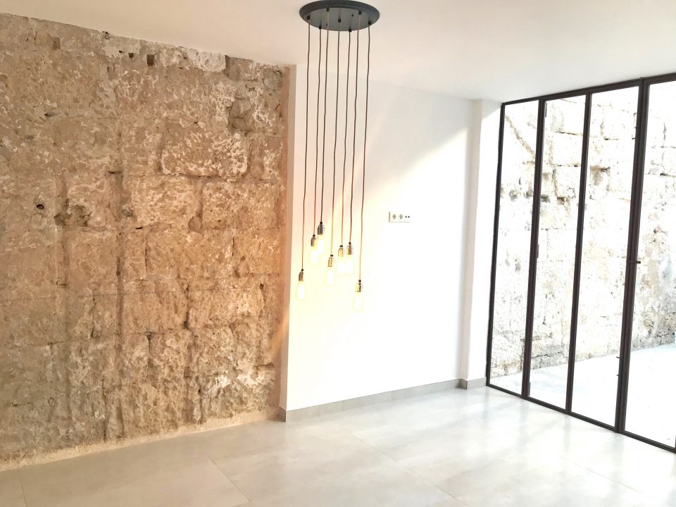Wohnzimmer mit Zugang zum Innenhof
