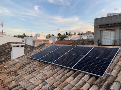 Dach mit Solarmodulen