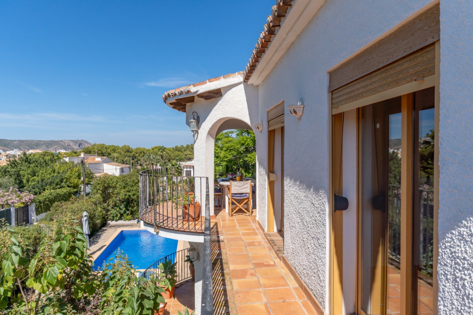 Obere Terrasse mit Poolblick