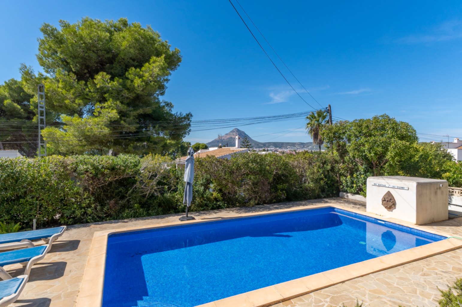 Pool mit Blick auf den Montgó