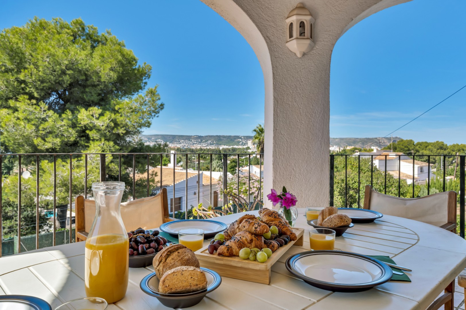 Überdachte Terrasse mit Aussicht