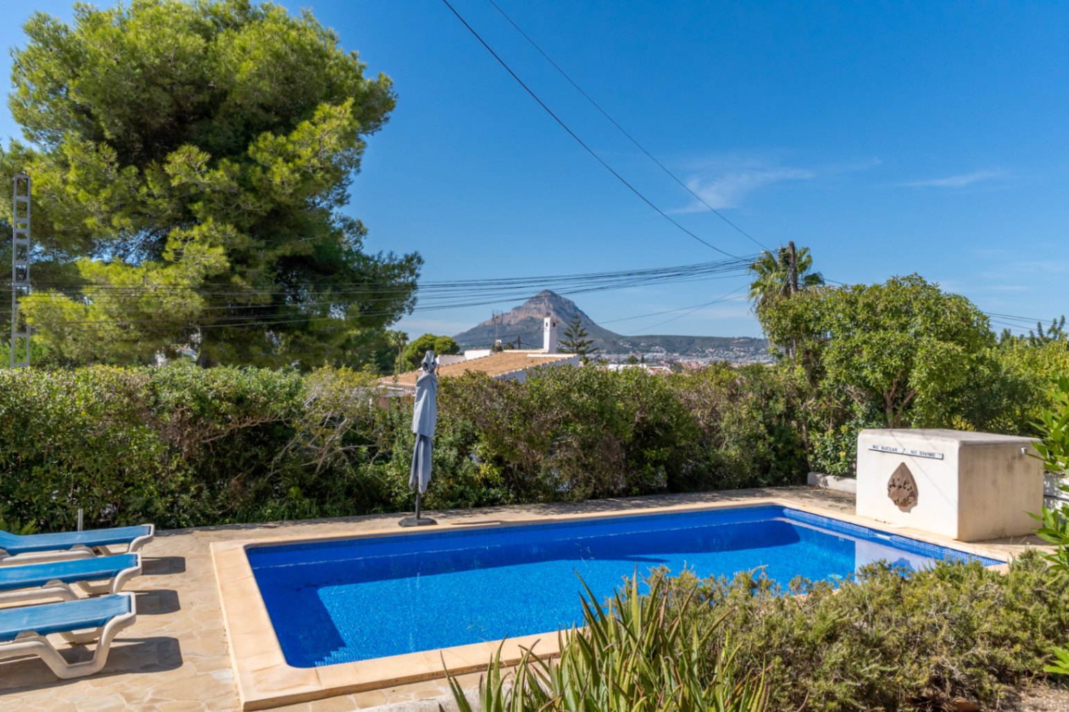 Pool mit Montgó-Blick