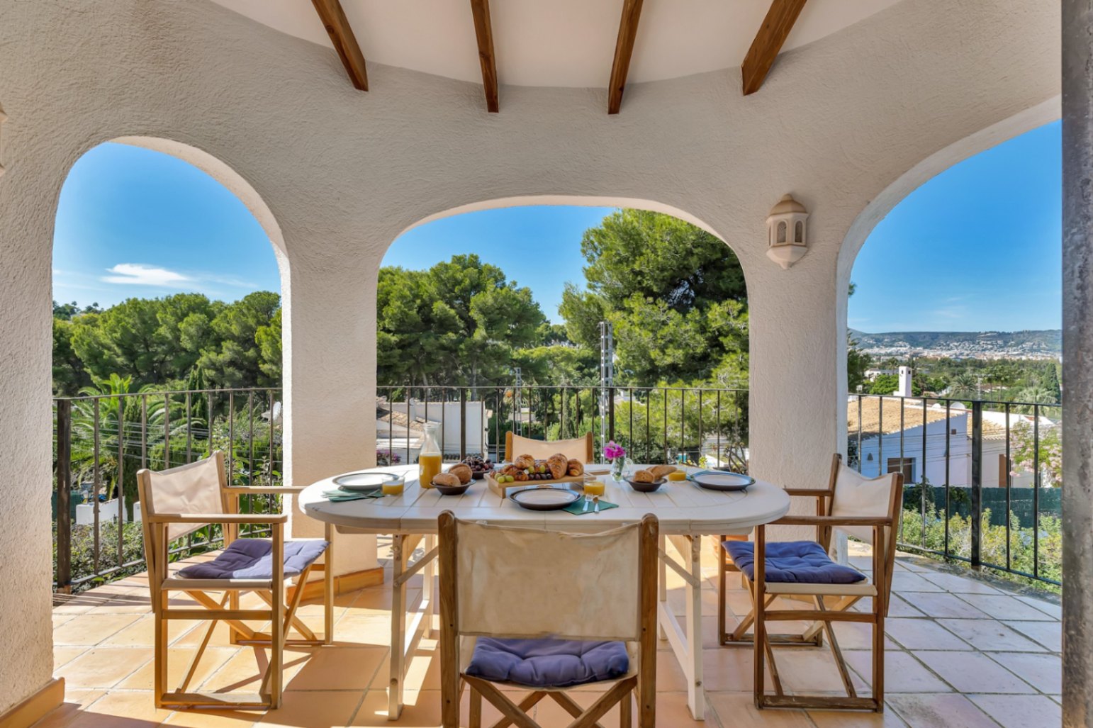 Überdachte Terrasse mit Weitblick