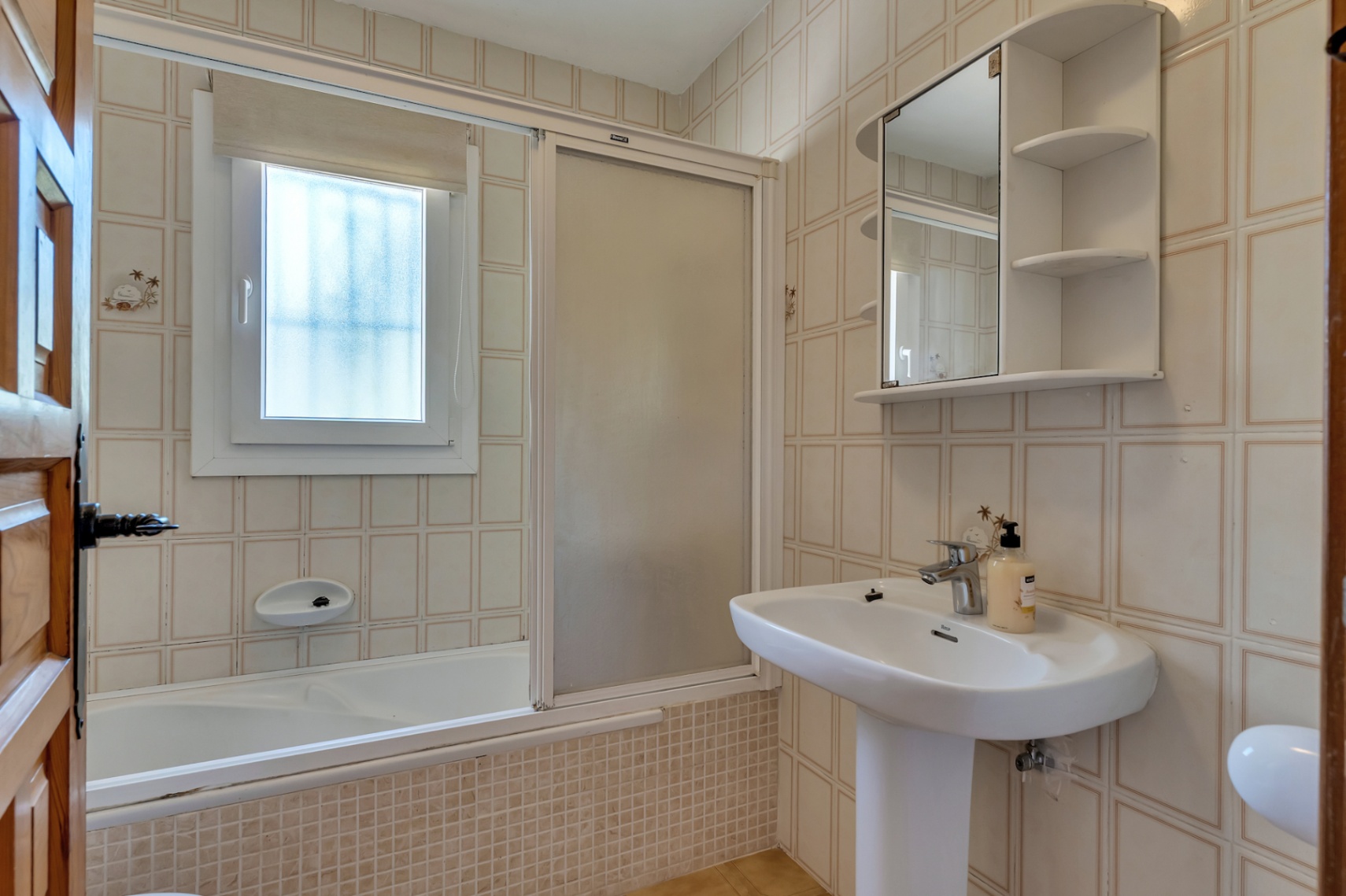 Badezimmer mit Badewanne