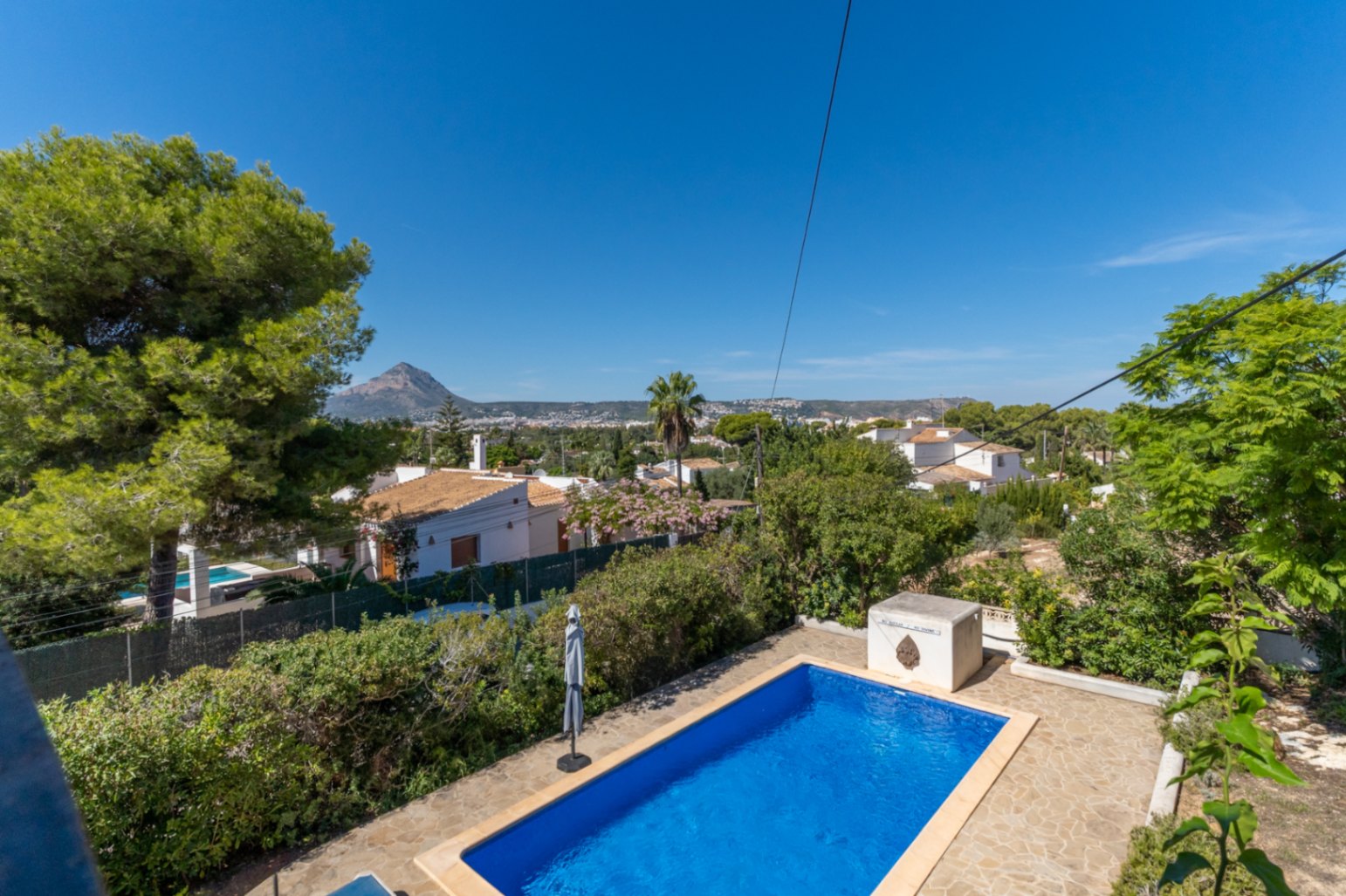 Pool mit Blick auf den Montgó