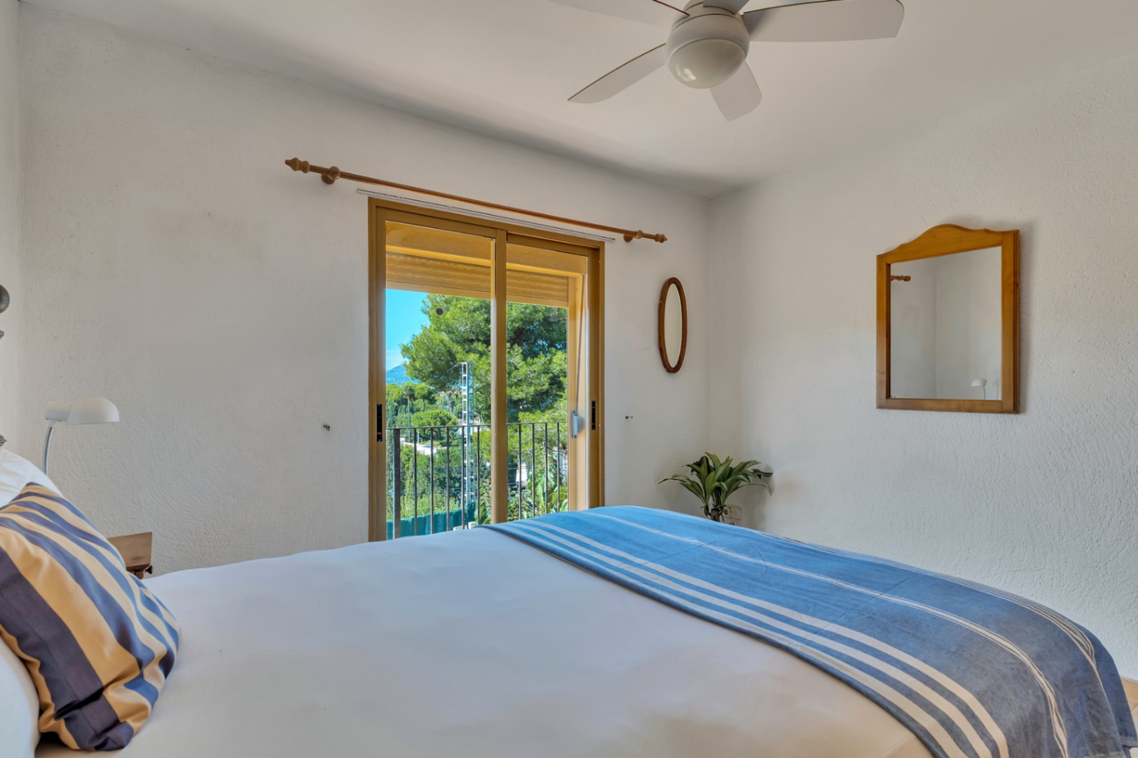Schlafzimmer mit Zugang nach draußen