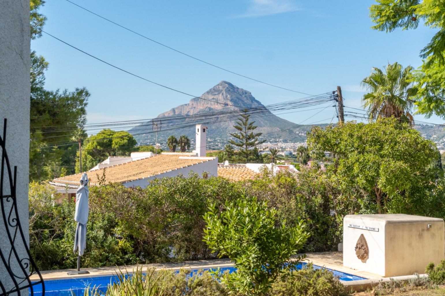 Blick auf den Montgó vom Pool