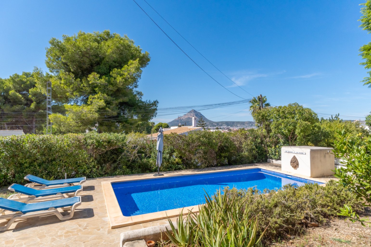 Pool mit Blick auf den Montgó