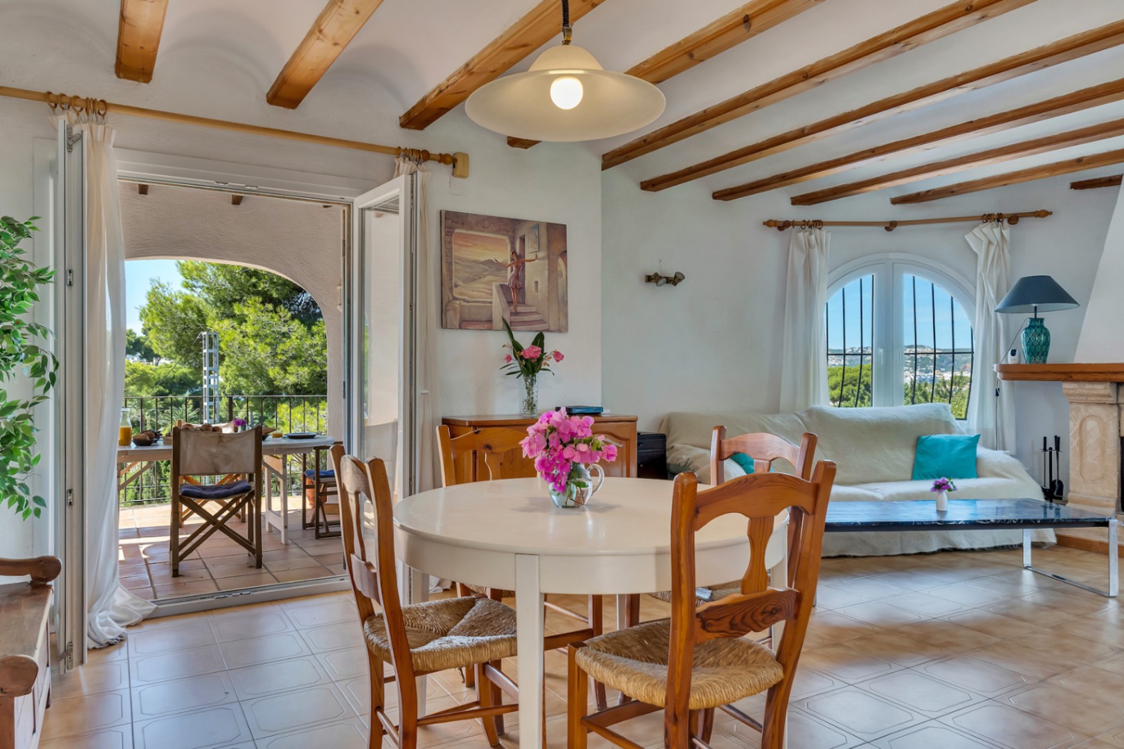 Wohnzimmer mit Zugang zur Terrasse