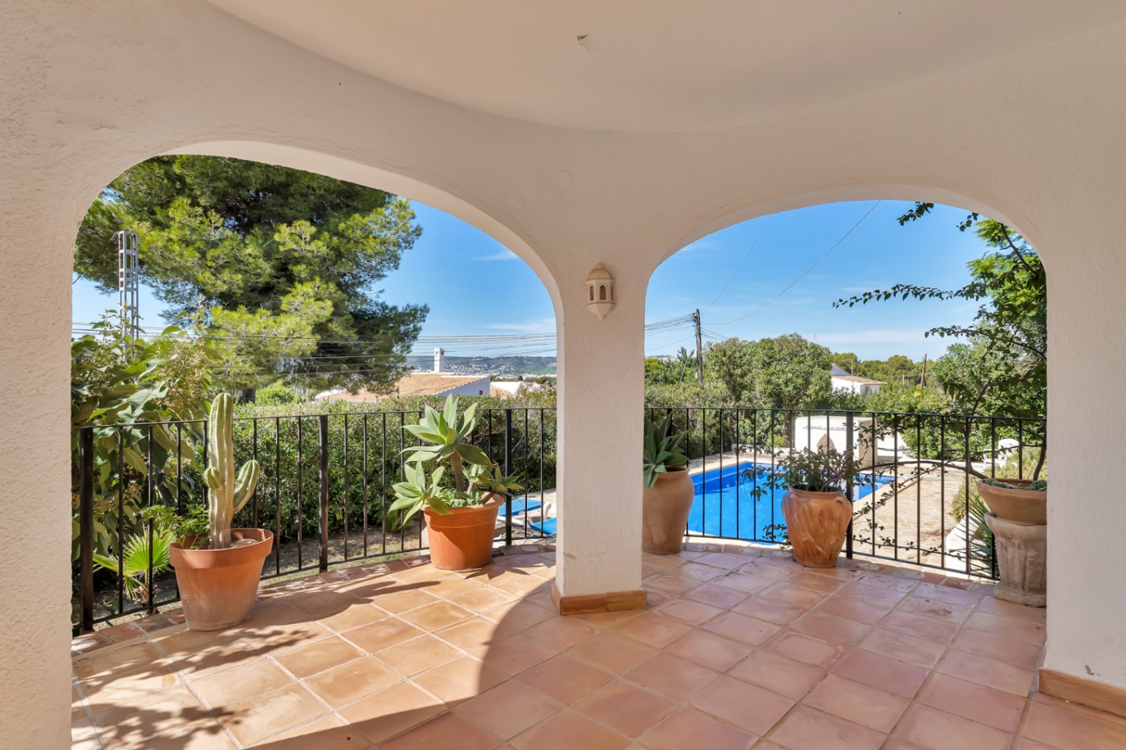 Überdachte Terrasse mit Poolblick