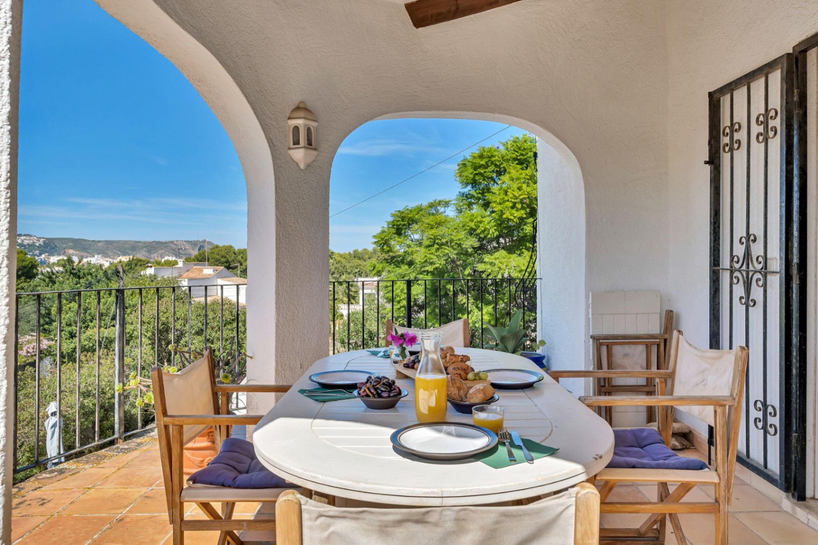 Überdachte Terrasse mit Aussicht