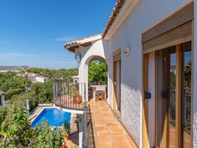 Obere Terrasse mit Poolblick
