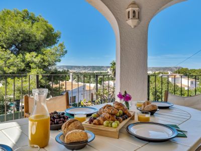 Überdachte Terrasse mit Aussicht