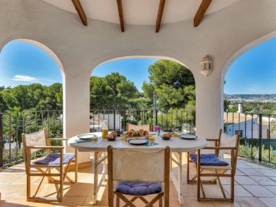 Überdachte Terrasse mit Weitblick