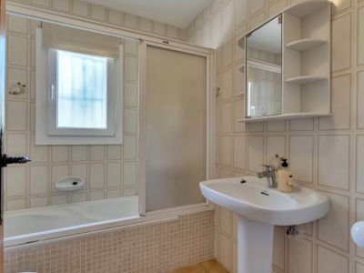 Badezimmer mit Badewanne