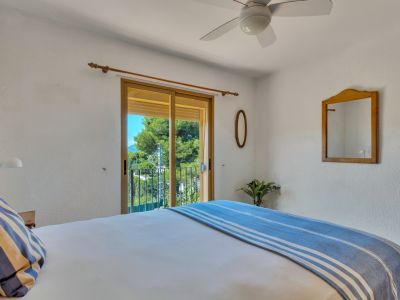 Schlafzimmer mit Zugang nach draußen