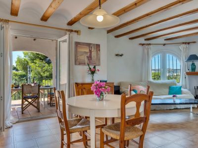 Wohnzimmer mit Zugang zur Terrasse