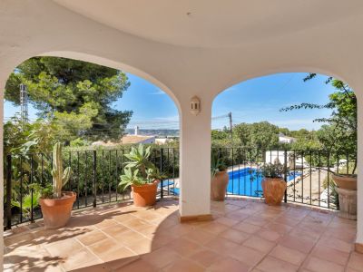 Überdachte Terrasse mit Poolblick