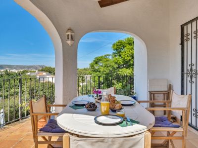 Überdachte Terrasse mit Aussicht