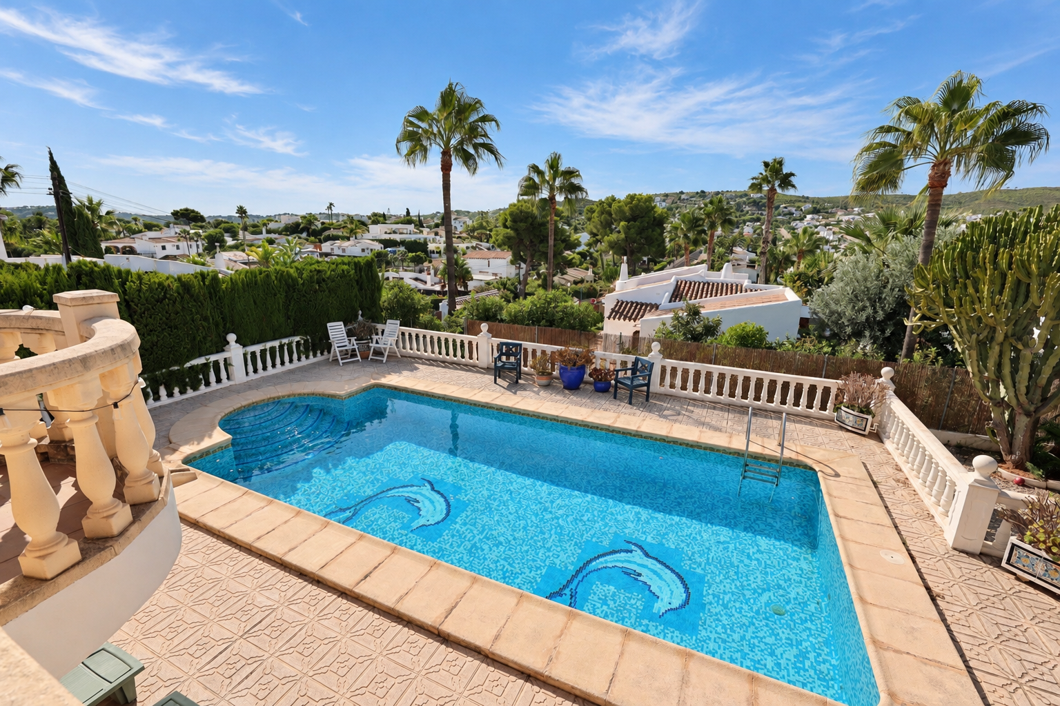 Swimmingpool und Terrasse