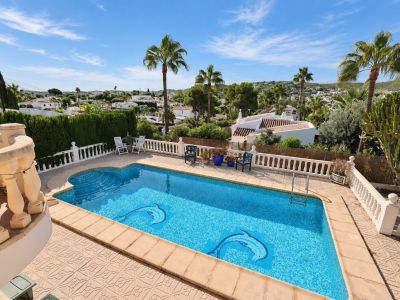 Swimmingpool und Terrasse