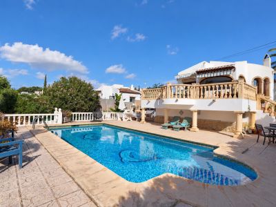 Pool und Außenterrasse