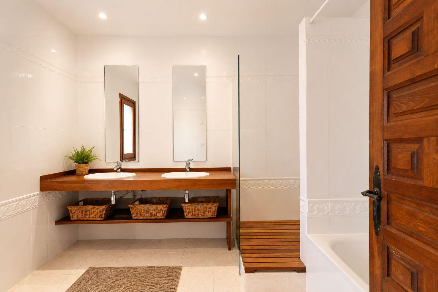 Komplettes Badezimmer