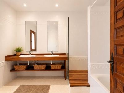 Komplettes Badezimmer