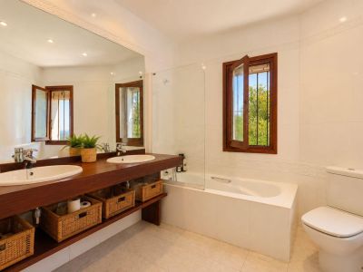 Komplettes Badezimmer
