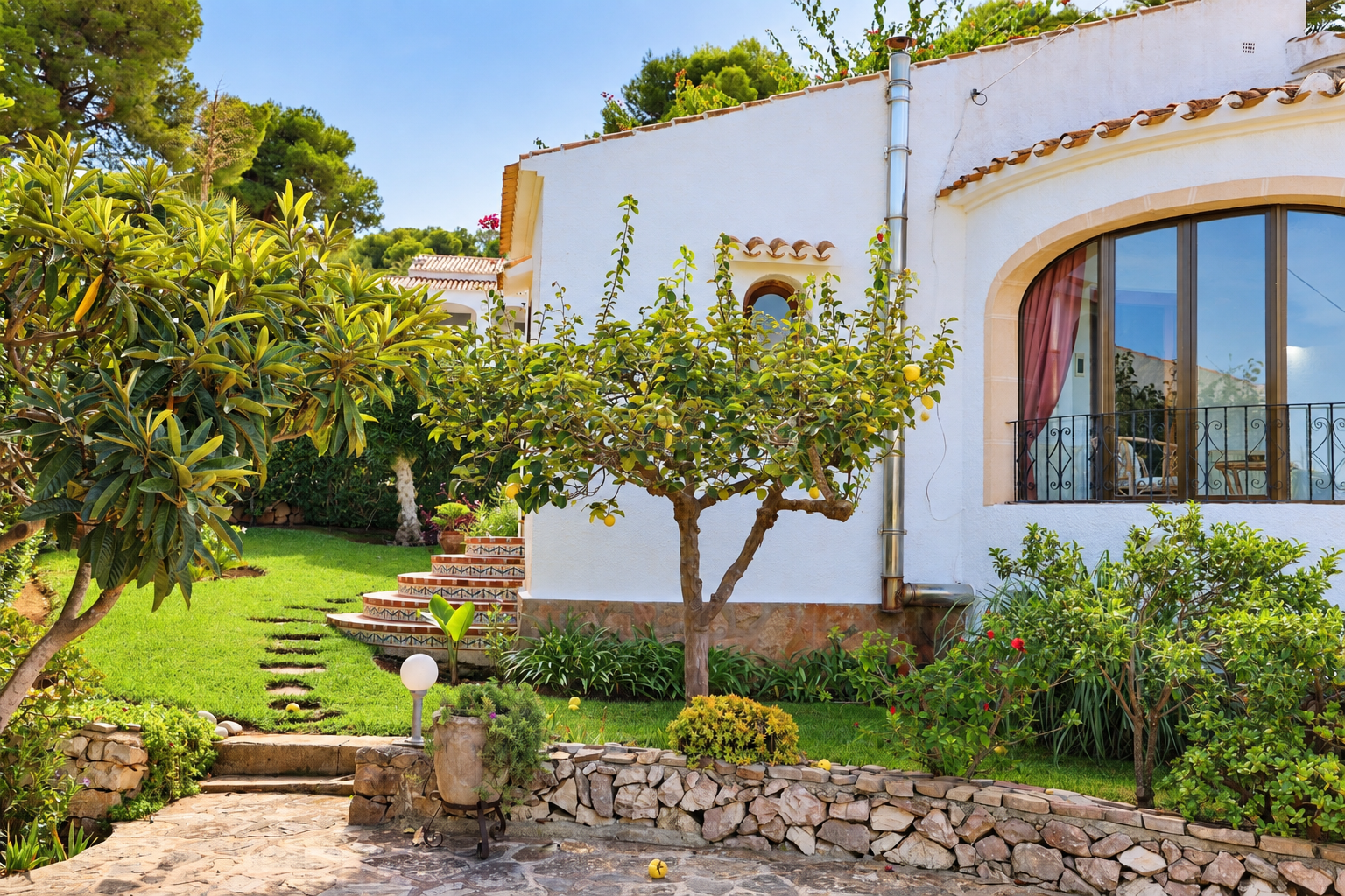 Garten und Außenbereich der Villa