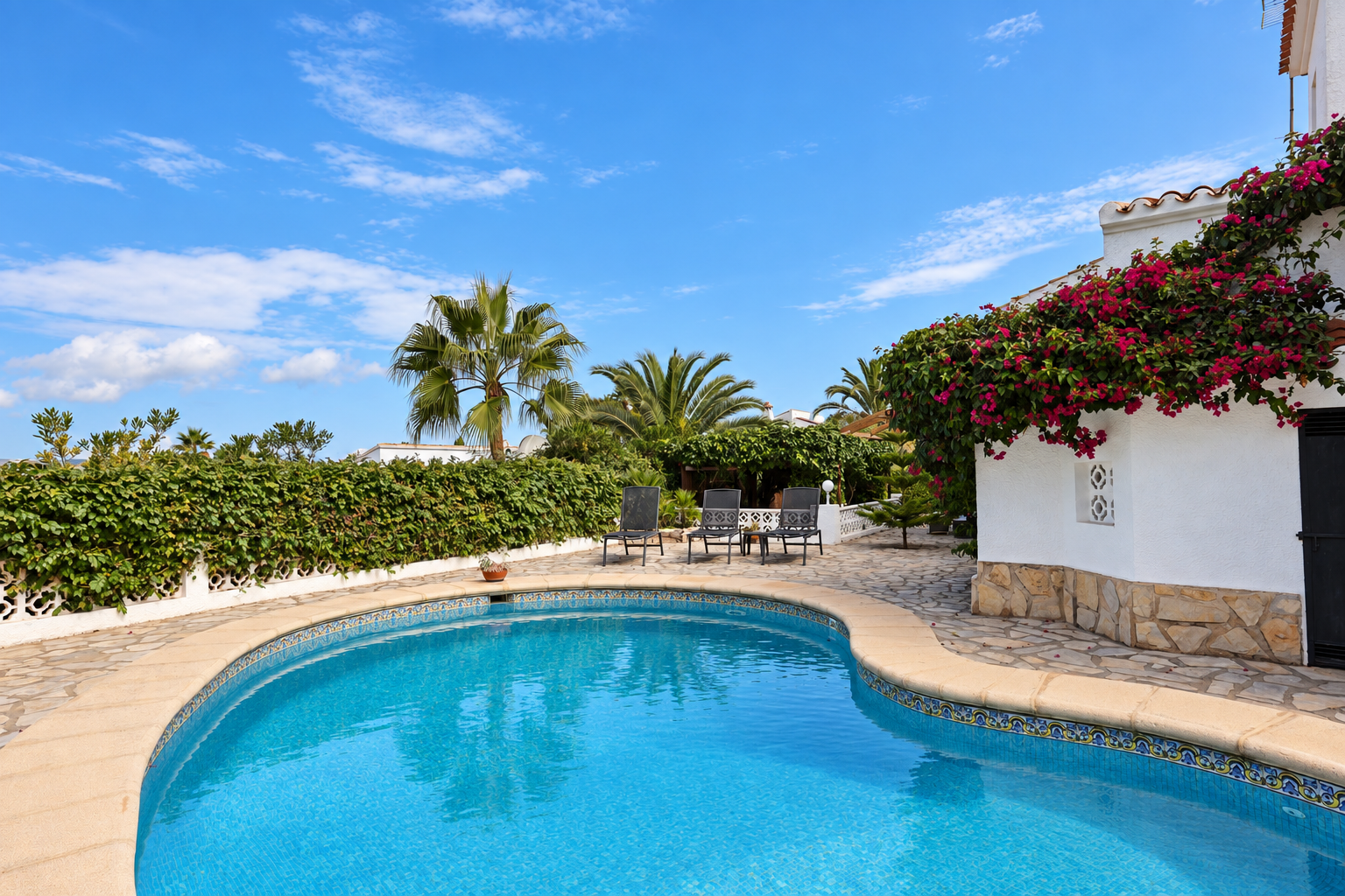 Swimmingpool und Terrasse