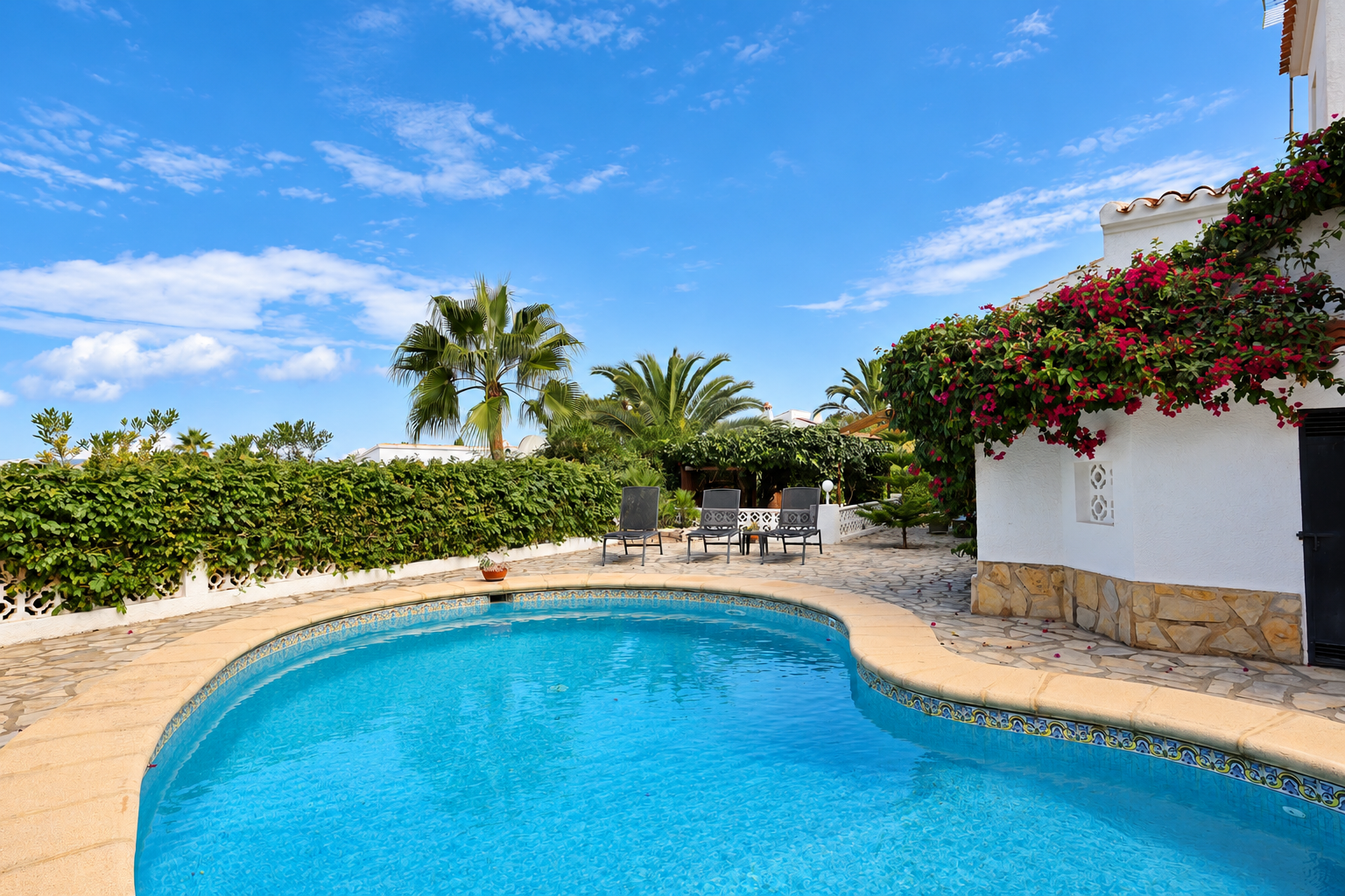 Pool und Terrasse
