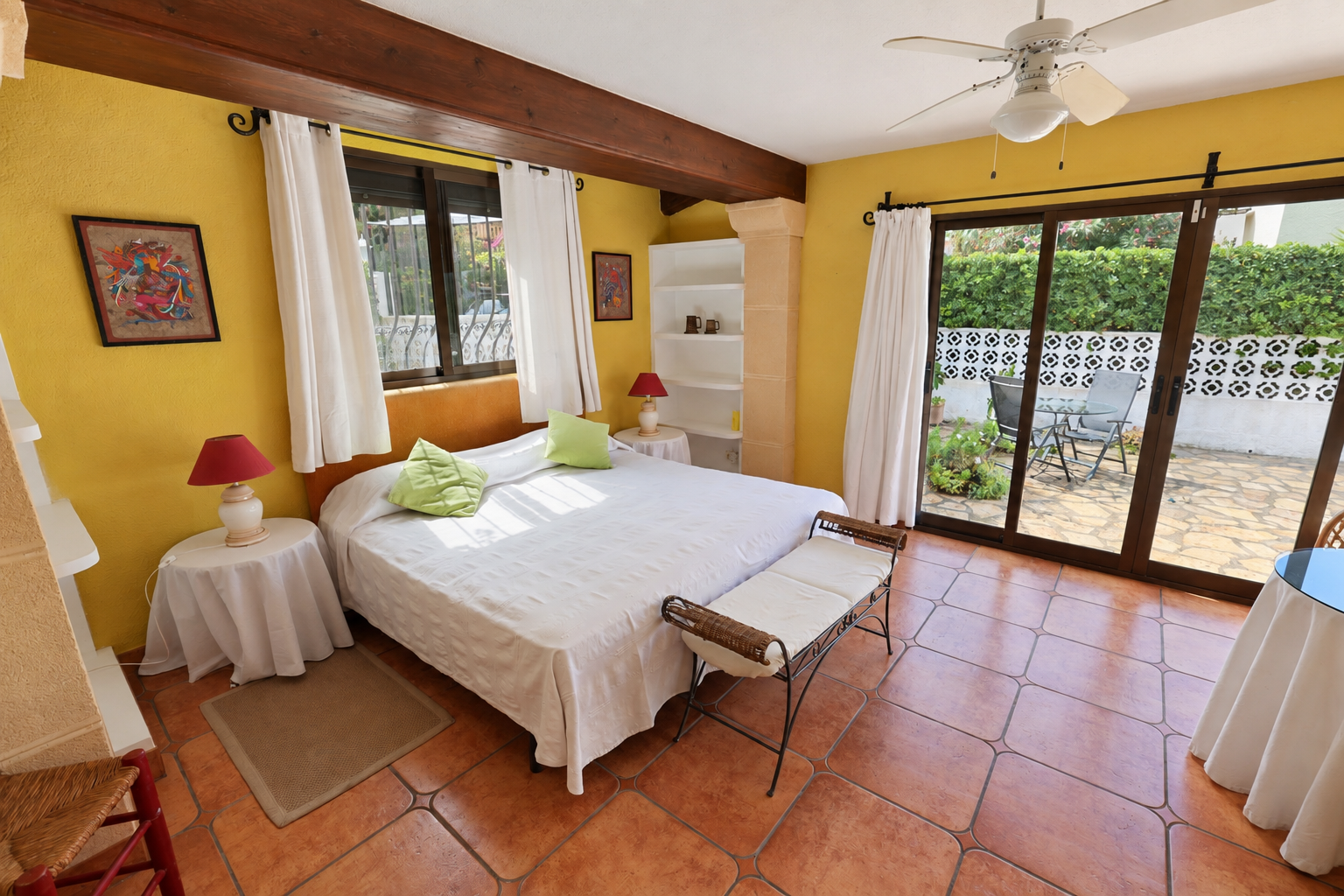 Schlafzimmer mit Zugang zur Terrasse