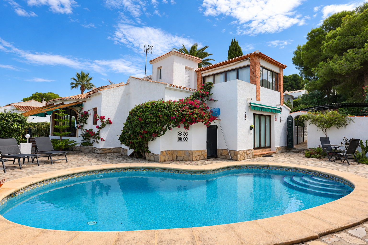 Pool und Außenansicht der Villa