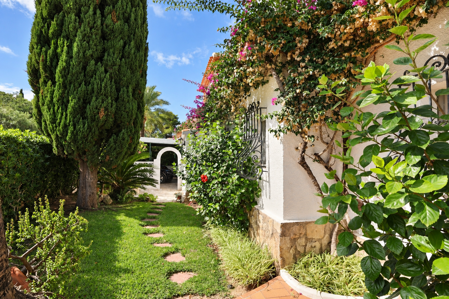 Garten und Außenbereich der Villa