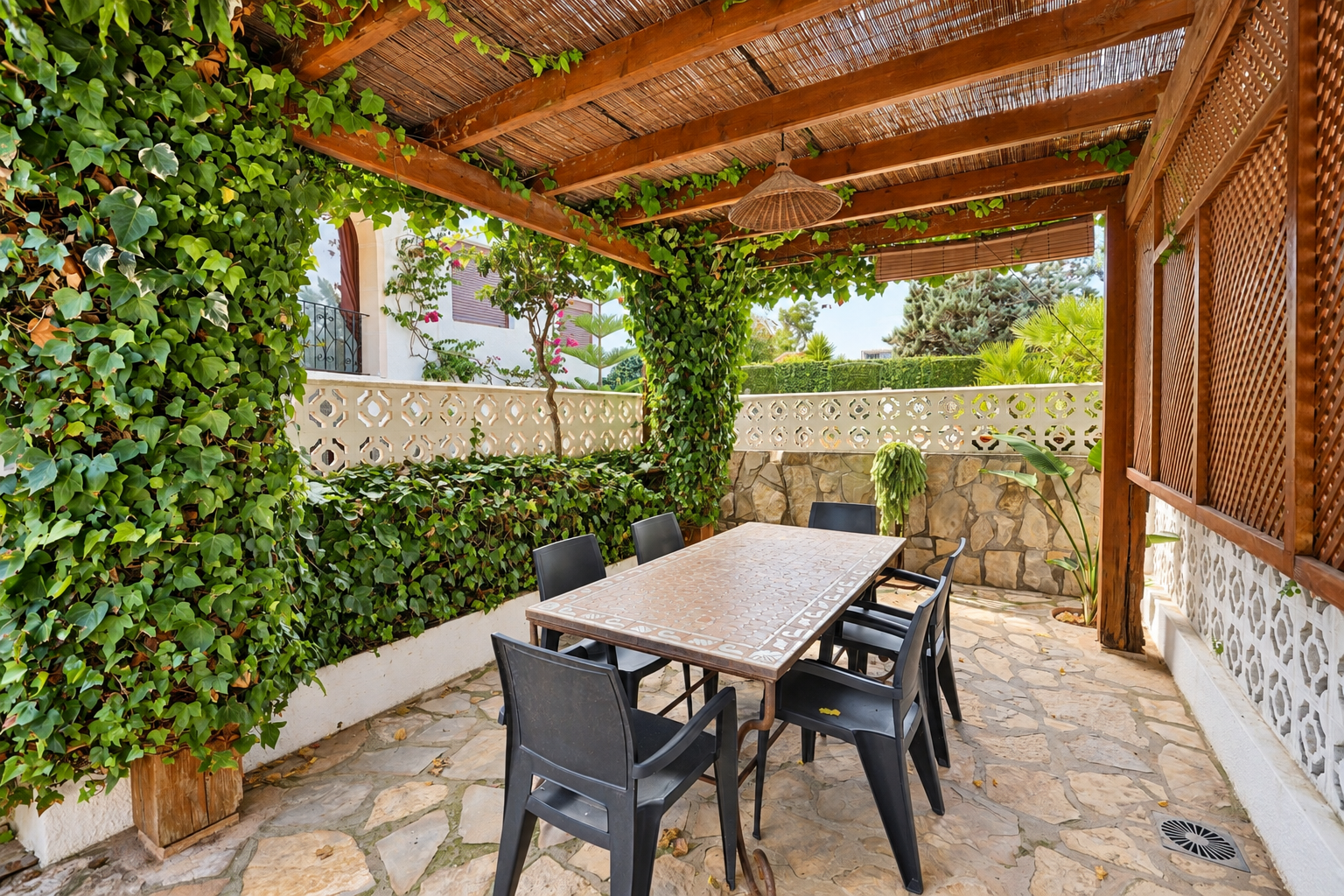 Überdachte Terrasse mit Pergola