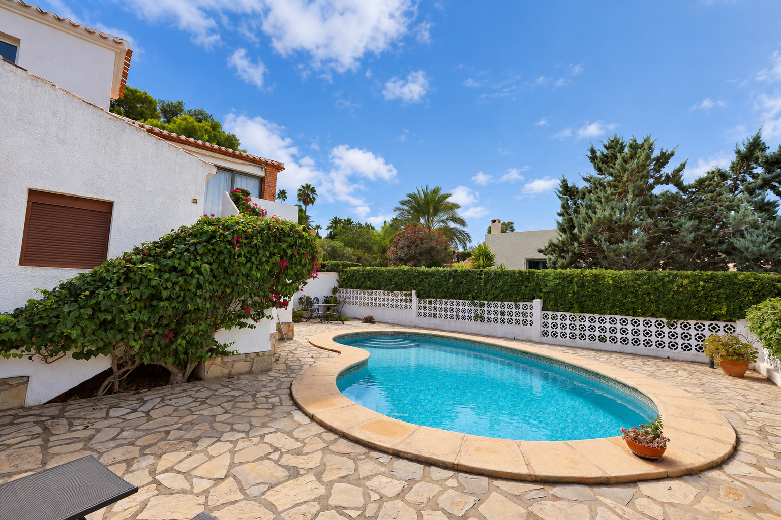 Pool und Terrasse