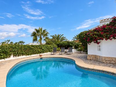 Swimmingpool und Terrasse