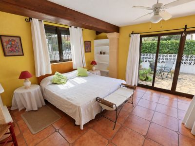 Schlafzimmer mit Zugang zur Terrasse