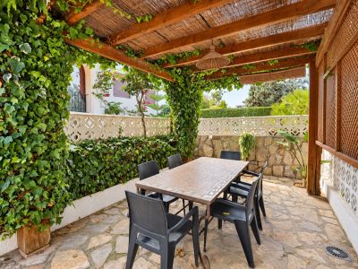 Überdachte Terrasse mit Pergola