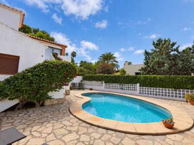 Pool und Terrasse