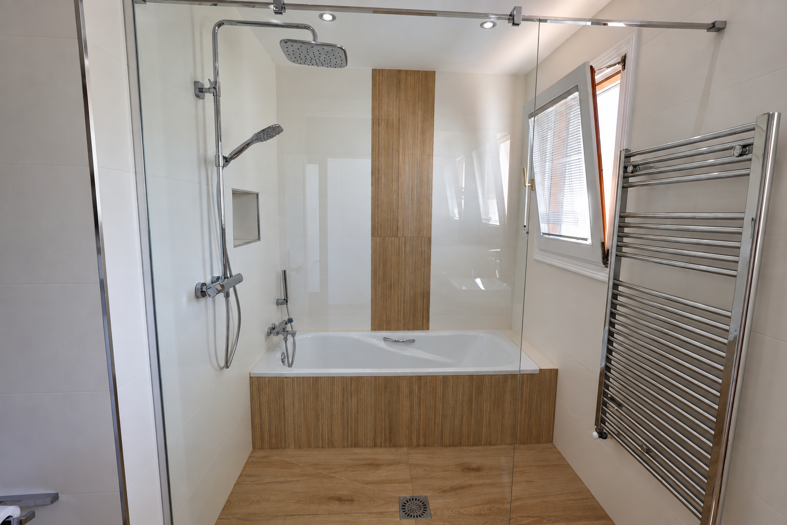 Badezimmer mit Dusche und Badewanne