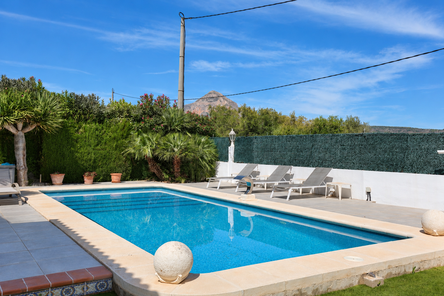 Pool mit Montgó-Blick