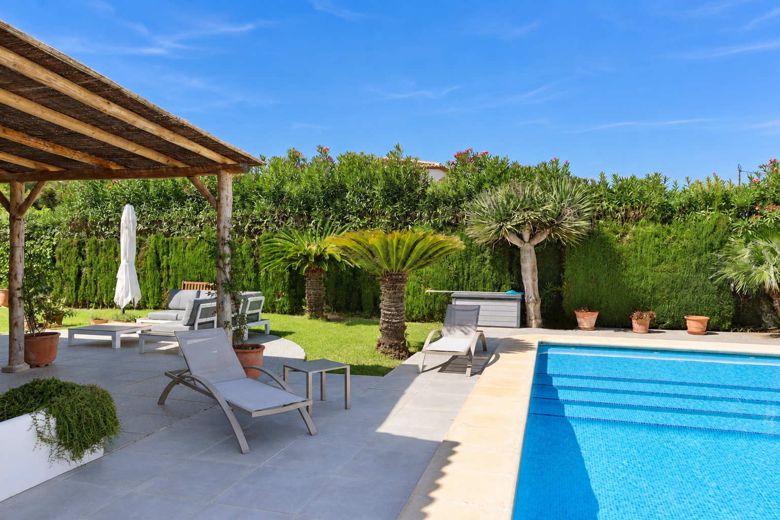 Pool und Garten