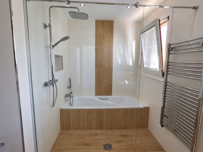 Badezimmer mit Dusche und Badewanne